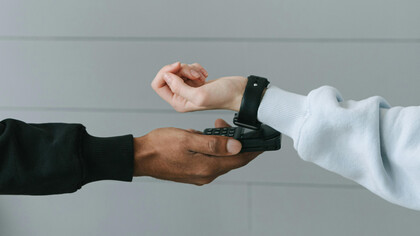 Escritora paga com smartwatch dono de editora para publicar uma obra 