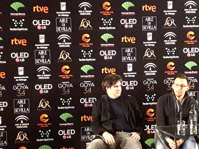 Fernando Bovaira, productor de la película «Mientras dure la guerra», junto a Alejandro Amenábar en la Academia de Cine de Madrid. Foto: Mónica Estévez