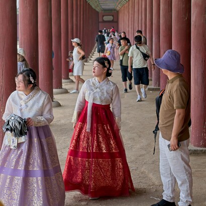 La cultura coreana contemporanea non si limita all’intrattenimento, ma porta sulla scena internazionale temi sociali come disuguaglianze, bullismo, competizione e pressione sociale, stimolando una coscienza critica