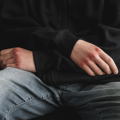 La presenza di armi in casa, pensata come protezione, si trasforma spesso in pericolo per i propri cari