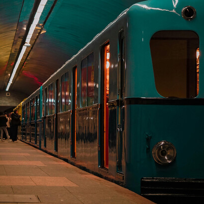 El tren colisiona con otro convoy provocando su muerte en un fatídico ciclo vital