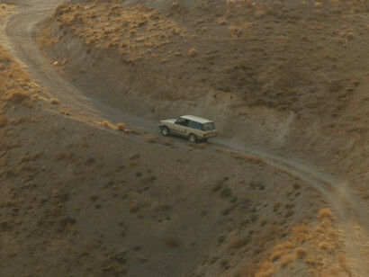 Il sapore della ciliegia, film di Abbas Kiarostami. Sfrutta abilmente l’elemento del viaggio – o, per meglio dire, dei numerosi spostamenti in auto nei dintorni di Teheran – per confezionare una narrazione brillante