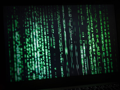 Dormir y seguir soñando implica mantenerse en el Sistema o la Matrix que, como una red, nos atrapa en el destino lineal del mundo