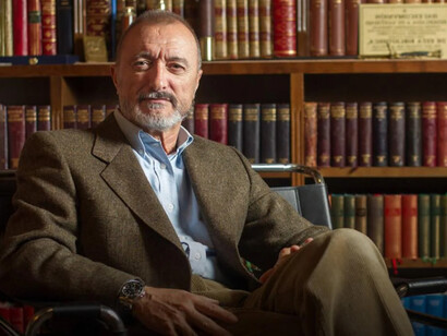 Cuando un autor reconocido como Pérez-Reverte denuncia la banalización de la literatura, su voz incomoda porque no puede ser ignorada ni desacreditada fácilmente