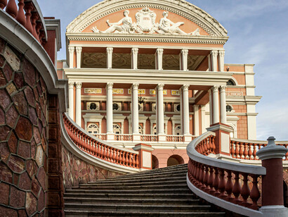 O Teatro Amazonas é entendido como uma fortaleza da cultura europeia em meio à selva amazônica. De acordo com o último censo do IBGE, o Brasil tem uma população de 1,69 milhão de indígenas