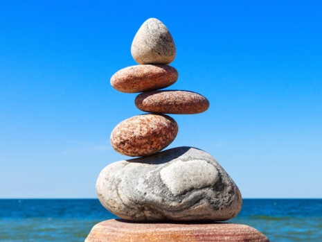 La educación, la salud y un ingreso digno deberían quedar fuera de la mercantilización y ser proveídos por instituciones no lucrativas y pagadas de manera colectiva