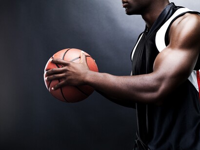 Un jugador de baloncesto se dispone a lanzar