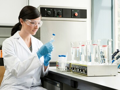 Una investigadora en el laboratorio