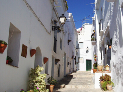 El caso de Frigiliana es un ejemplo elocuente de cómo el progreso y la modernización pueden transformar profundamente a una comunidad. Impresiones de Frigiliana, 2006, provincia de Málaga, España