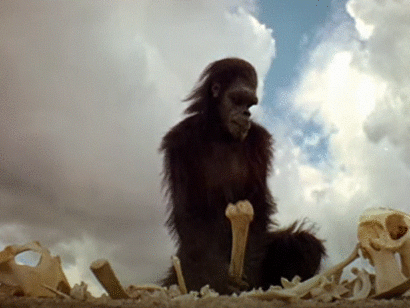 La scoperta dello strumento, scena da "2001 Odissea nello spazio", regia di Stanley Kubrick, 1968: "lo scimmione che giocando con un osso si accorge che quell’oggetto gli permette di generare un'azione, che è quella di riuscire a rompere il cranio di un animale morto"