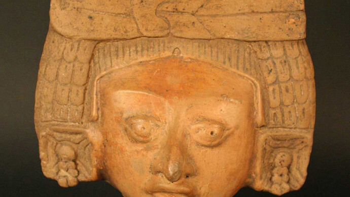 Cabeza antropomorfa femenina
Materiales: Cerámica
Clásico, Medio o Tardío 600- 900 d.C.
Medidas: 164 mm de alto