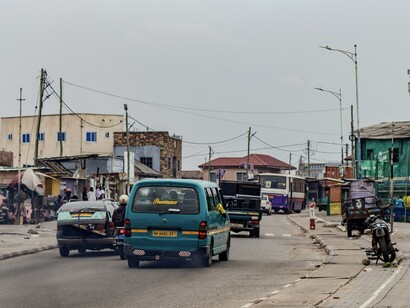 Edificios, vehículos y mercados constituyen una escena urbana en África