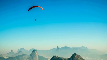 Asa-delta sobrevoa o Rio de Janeiro. O vôo de asa-delta e de parapente é muito seguro. É uma escolha da pessoa após ouvir os instrutores e guias turísticos. Normalmente esses voos têm duração de 10 minutos e ocorrem em dias ensolarados