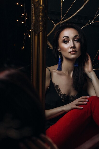 L'ideologia della bellezza non solo influenza l'auto-percezione dei singoli, ma anche le dinamiche sociali, creando una gerarchia invisibile basata su criteri estetici che spesso annullano l'autenticità e la ricchezza interiore delle persone