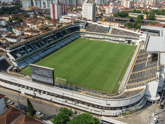 A Vila Belmiro, casa do Santos Futebol Clube, vista do alto em meio à paisagem urbana de Santos, no litoral paulista. O estádio é o cenário do novo desafio de Cuca à frente da equipe