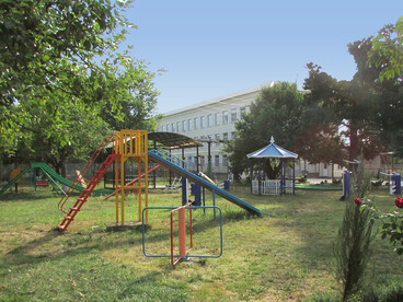 Parco giochi nel collegio. Agosto 2014. Akhtyrskiy, Russia