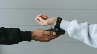 Escritora paga com smartwatch dono de editora para publicar uma obra 
