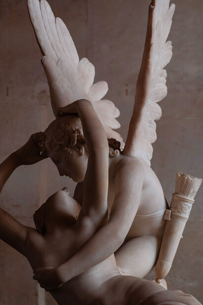 Estátua de cupidos apaixonados no museu do Louvre em Paris, França