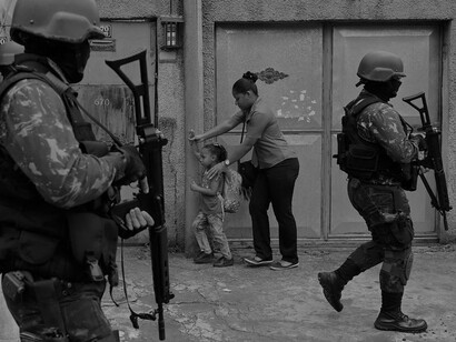 Grupos militares y paramilitares patrullan las favelas en Brasil