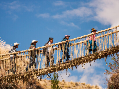 Un puente colgante en los Andes