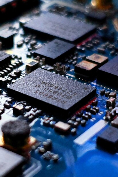 Se mai una macchina giungesse a parlar come noi, a deliberare come noi, potremmo noi negarle alcuna forma d'ingegno? 