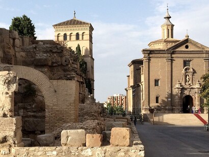 La Plaza de Nuestra Señora del Pilar è uno dei luoghi più iconici di Saragozza, in Spagna. Situata nel cuore della città e rappresenta un punto di riferimento sia culturale che turistico