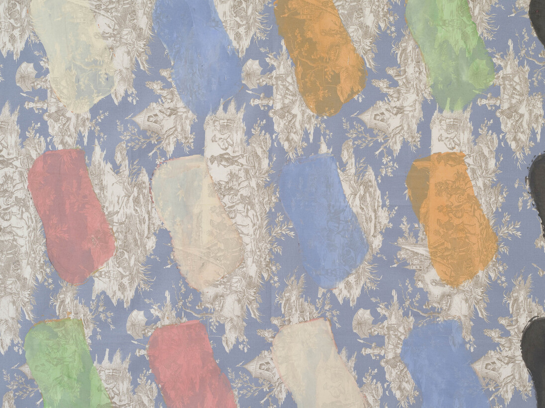 Claude Viallat, Sans titre n°106, 2013, Acrylique sur toile de jouy bleue, 145 x 155 cm, Courtesy Galerie Daniel Templon, Paris & Brussels. Crédit photo : B. Huet/Tutti