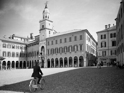 Fuori dalla mischia (Modena, Piazza Grande)
