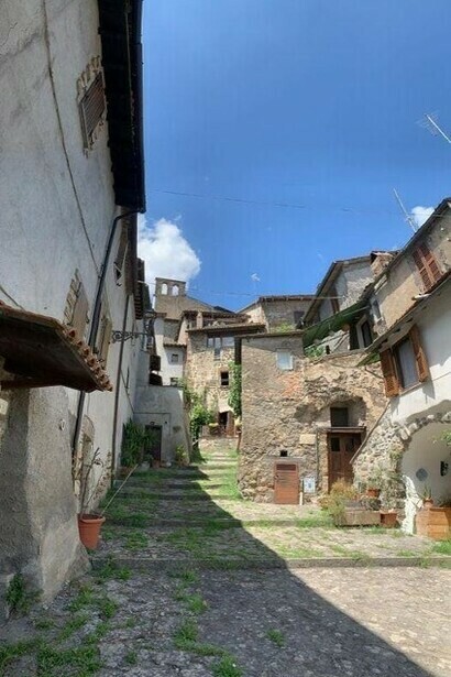 Hay menos gente, pero no menos vínculo. Hay idas y vueltas, silencios compartidos, gestos pequeños que sostienen lo que queda.  El borgo viejo de Sipicciano, Italia