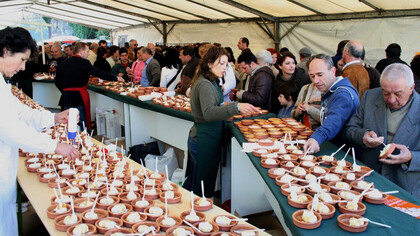 Puesto de requeixo en laFeria de Requeixo e Mel de As Neves en Galicia, España 