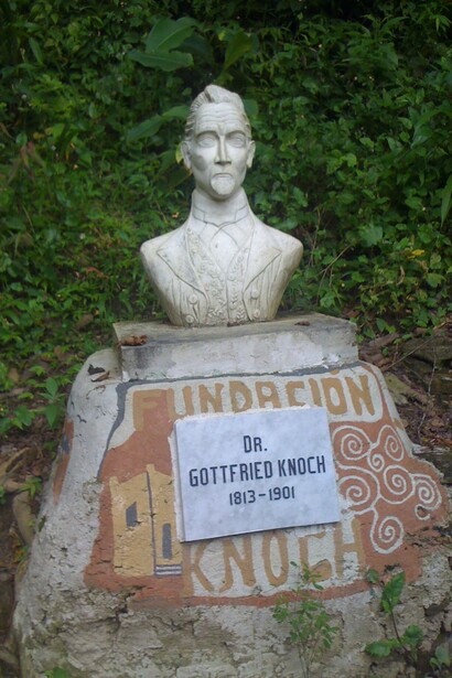 Busto en recuerdo del Dr. Knoche