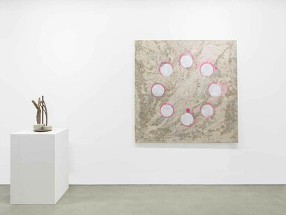 Oscar Tuazon, Written on water, vue d'exposition. Avec l'aimable autorisation de la Galerie Chantal Crousel