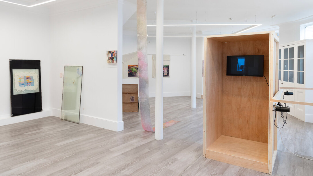 Various artists, How to avoid being wrapped, exhibition view. Courtesy of Krupa Gallery