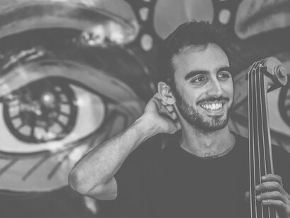 "Majacosajusta": un'idea avvincente di etno-progressive, che prende a piene mani dal jazz, dalla world music, dal rock, con generosità anche nella memoria delle proprie radici partneopee © Sabrina Cirillo