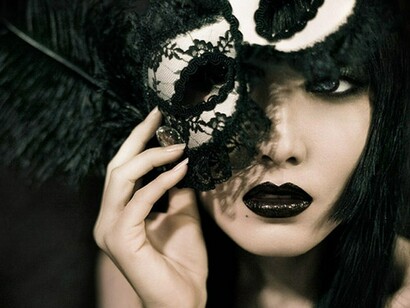 Mujer escondida detrás de una máscara