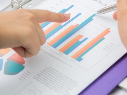 L’inflazione colpisce in modo diverso le economie: nei paesi in via di sviluppo può aggravare la povertà, mentre nelle economie avanzate spinge a riforme e politiche di contenimento 