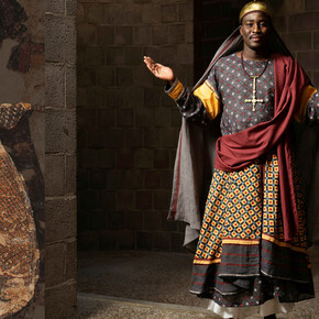 Nachbildung der mittelalterlichen Tracht eines Königs von Makuria. Mit freundlicher genehmigung der Staatlichen Museen