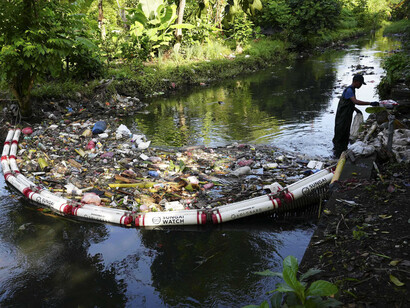 Sungai Watch, Barriereelement zur Abfallbereinigung von Flussen, Bali, 2022. Courtesy of Museum für Gestaltung 