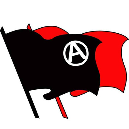 Hasta la fecha, los ejemplos más conocidos de una sociedad anarcocomunista son los territorios anarquistas durante la Revolución española, el Territorio Libre durante la Revolución rusa, y la Provincia Libre de Shinmin