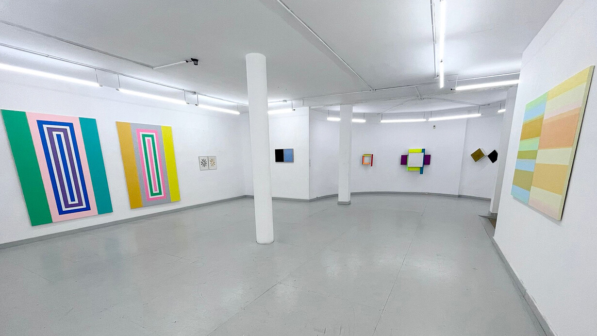 Varios artistas, Siete miradas, vista de exhibición. Cortesía de Galería Adora Calvo