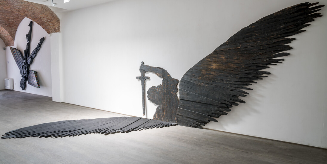 L’Angelo sterimatore,1990,painted wood, cm 290 x 503 x 345. Courtesy of Flora Bigai 