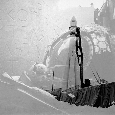 Foto da una serie di scatti realizzati con tecniche di esposizione multipla. Una fusione di due elementi culturali di Kaluga: la storia della città e il tema dello spazio. L'autrice ha voluto mostrare come Kaluga respiri letteralmente spazio e ispiri a conquistare nuove vette. Foto di Natalia Kotoreva