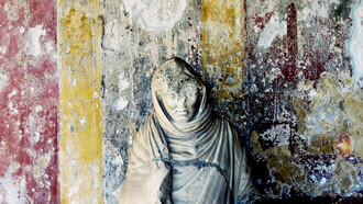 Una statua danneggiata alle Terme Stabiane, Pompei
