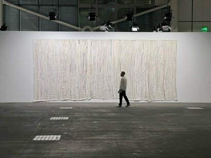 Kresiah Mukwazhi Art Basel Unlimited, 2024, Installationsansicht. Mit freundlicher Genehmigung des Museum Ludwig