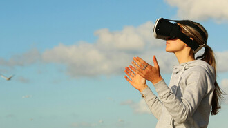 Mujer en una tarde soleada con lentes de Realidad Virtual