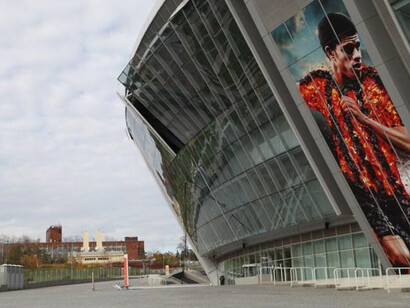 Estrutura quebrada no exterior da Donbass Arena, estádio do Shakhtar Donetsk Donetsk, impede que o club sedie jogos desde 2014 em Donetsk Oblast, Ucrânia