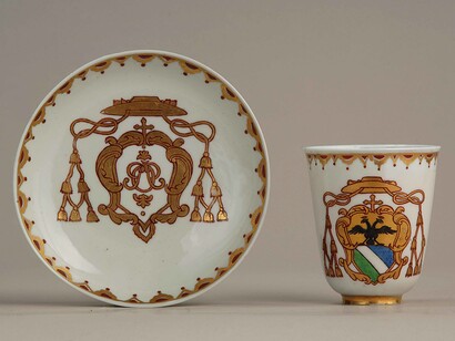 Venezia, Vezzi, Tazza da cioccolata con piattino,  Stemma e cifre del cardinale Pietro Ottoboni, 1726.
