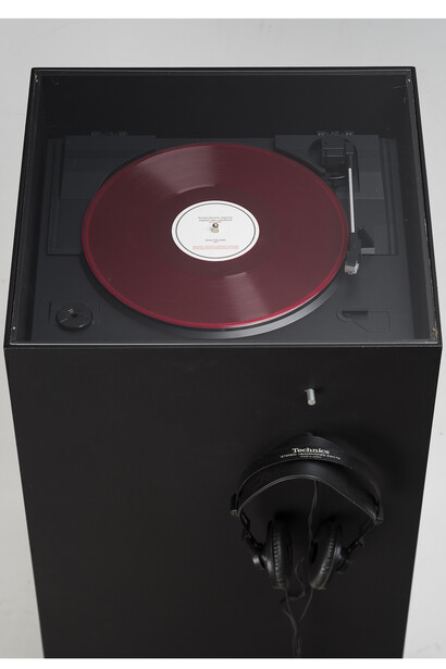 João Onofre, Instrumental Version Original video soundtrack, 2003. Vinyl record, solid silver nail 6’36’’, 45 RPM exhibition version, 2013. Customised plinth with turntable, amplifier and headphones, 80 x 46 x 46 cm. Courtesy Marlborough Contemporary, © the artist. Photo: Daniel Malhão Fotografia