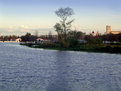 Desde la ribera de San Pedro, el Paraná se extiende sereno, brindando una vista ideal para disfrutar unos mates. Costanera de San Pedro, Provincia de Buenos Aires, Argentina