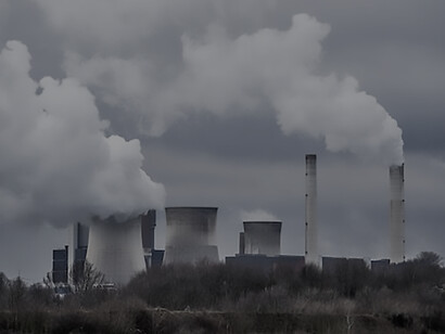 Greenhouse gas emissions, pollution, and the fossil fuel industry's environmental impact